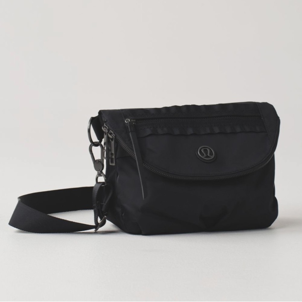 VEUC lululemon festival bag in black